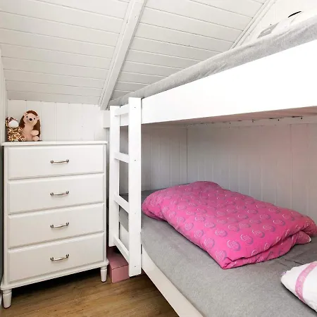 Four-bedroom Holiday In 42 * Blåvand